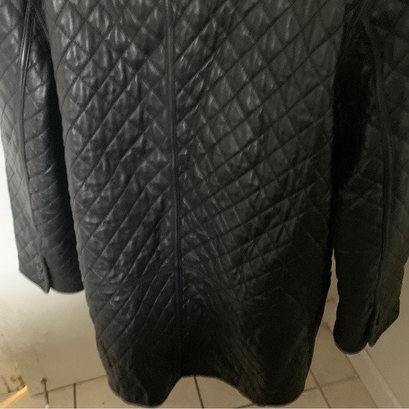 Ladies leather jacket. Quilted black. Very nice and great shape. Has a liner. - Picture 4 of 6